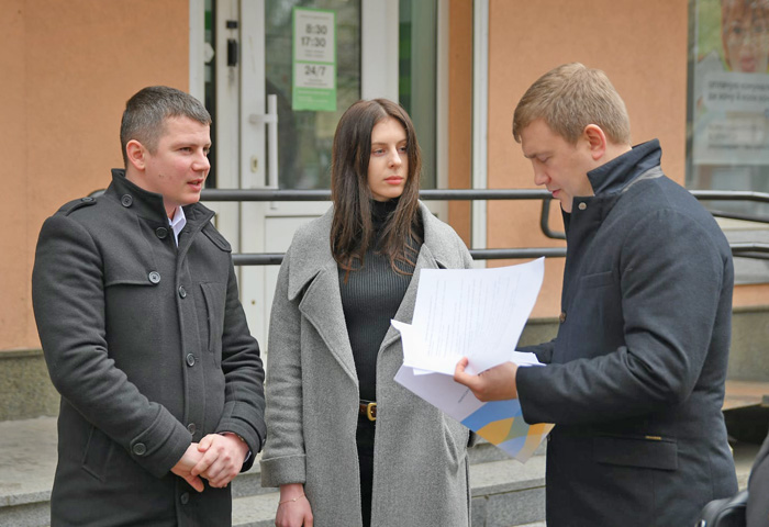 Голова Рівненської ОДА Віталій Коваль (праворуч), власниця квартири та представник ПриватБанку Олександр Мамчич. Фото надав автор